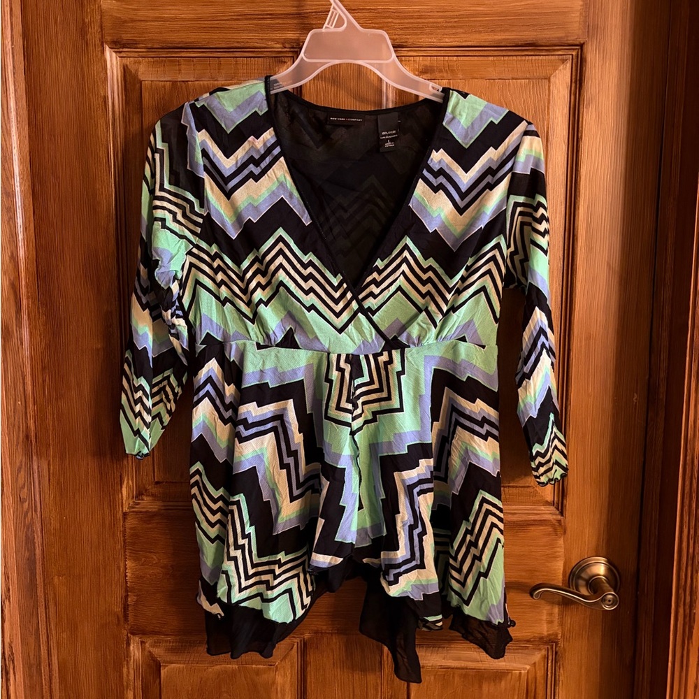 New York & Company Black and Mint Geometric V-Neck Tunic size L